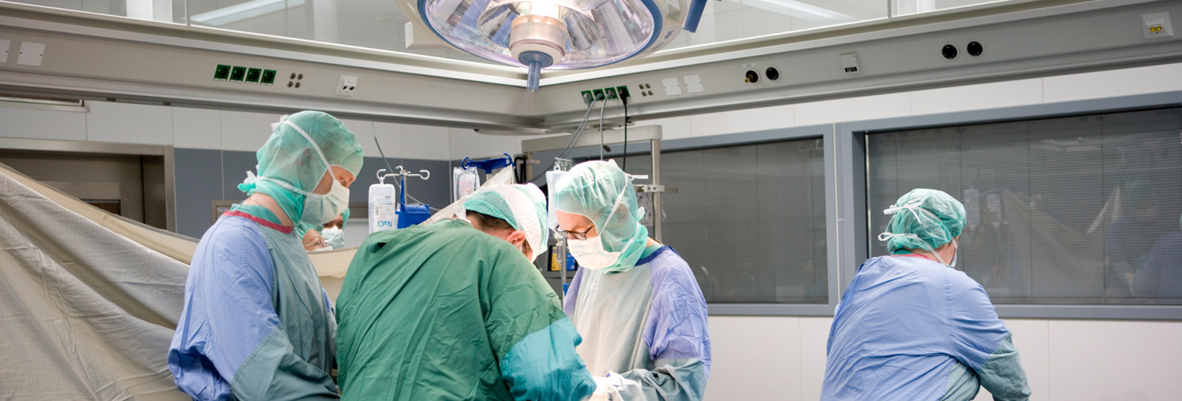 Mehrere Mitarbeiter befinden sich während einer Operation im OP-Saal der Allgemein- und Visceralchirurgie