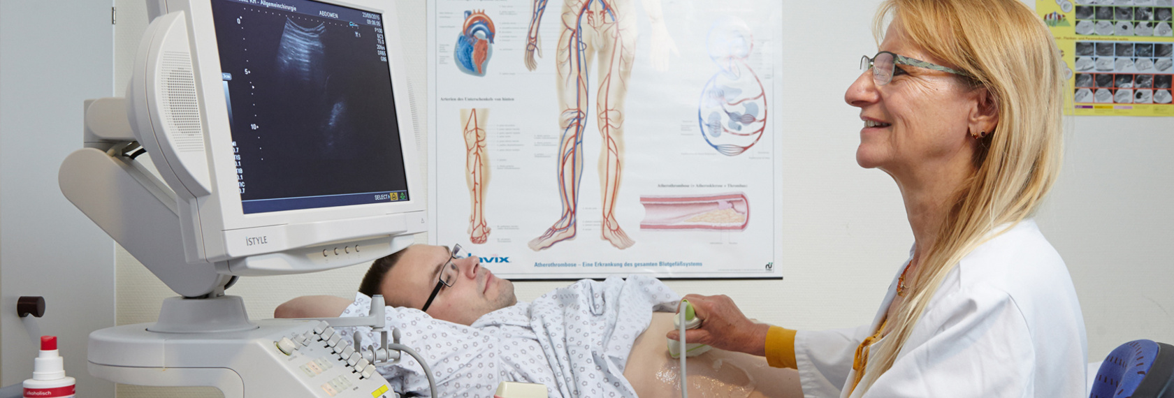 Frau Dr. Wolfert führt eine Ultraschalluntersuchung an einem Patienten durch