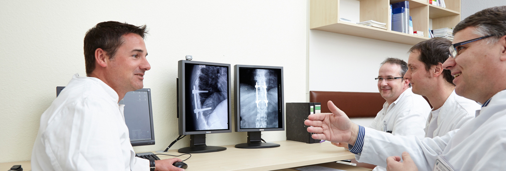 es finden regelmäßig Ärztekonferenzen in der Orthopädie statt