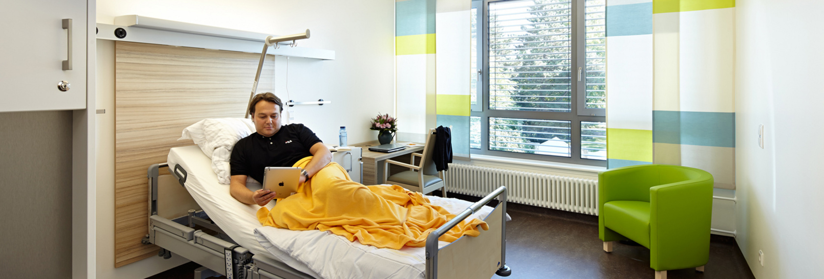 Die Patientenzimmer auf den Wahlleistungsstationen sind modern, hell und farbenfroh ausgestattet.