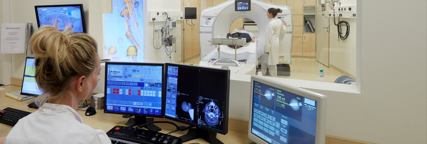 Ärztin sieht sich digitale Bilder des CT´s auf Monitoren an
