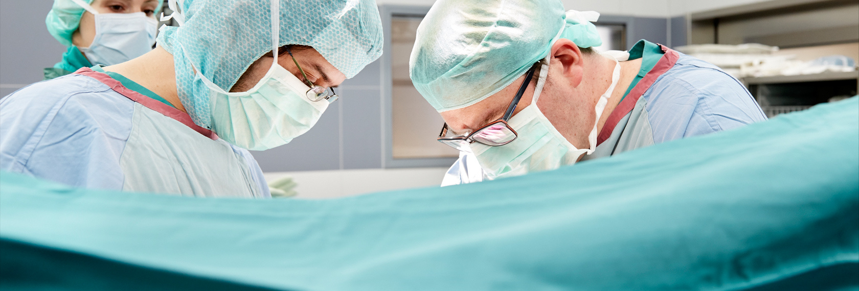Dr. Scheuerlein operiert einen Patienten im OP-Saal