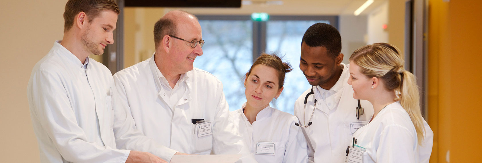 Ärzte bei der täglichen Visite in der Kardiologie