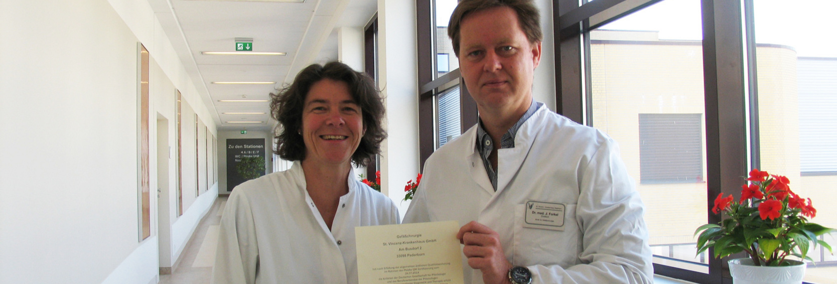 Dr. Forkel und Ärztin Westerhoff-Klöter präsentieren das Gütesiegel für das Venen-Kompetenz-Zentrum