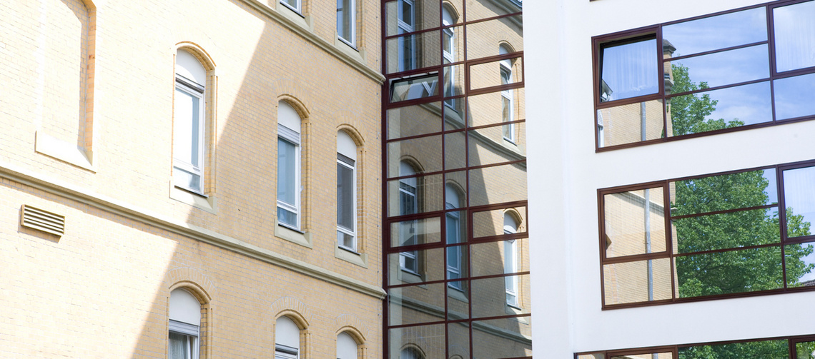 Das Krankenhaus wurde im Jahr 2014 um einen großen Gebäudeteil erweitert, indem sich u.a die Neurologie befindet.