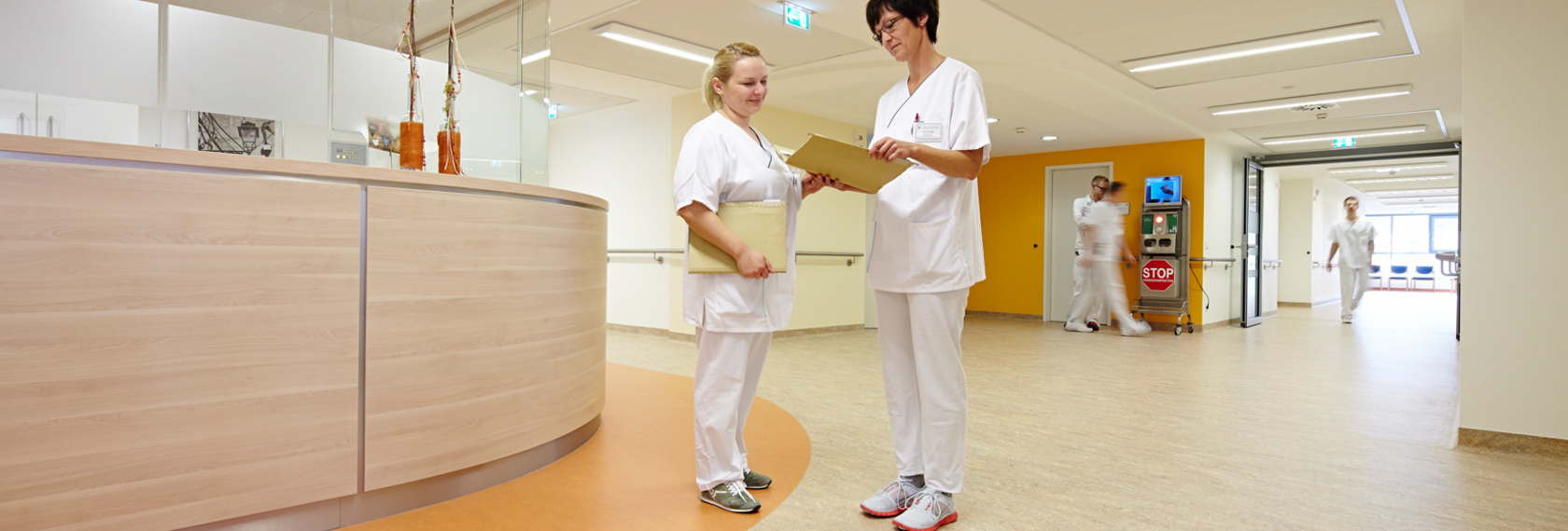 Schwesternzimmer und Flur der modern eingerichteten Station der Neurologie