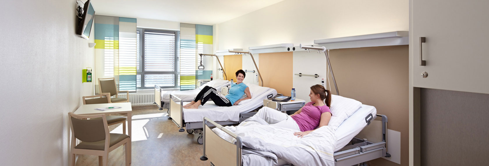 Die hellen und modern eingerichteten Patientenzimmer sorgen für eine angenehme Atmosphäre während des Aufenthaltes