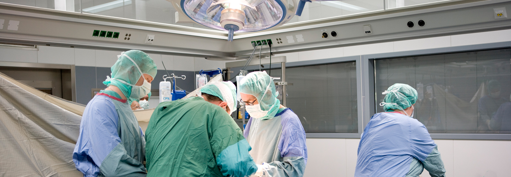 Mehrere Mitarbeiter befinden sich während einer Operation im OP-Saal der Allgemein- und Visceralchirurgie